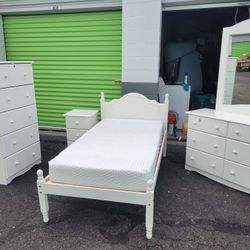 Small Room Forniture For Kids Used Good Conditions Twin Size 