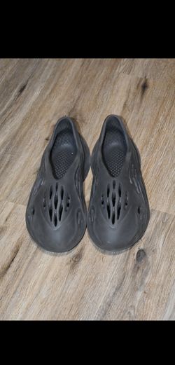 Black foam runners size 10