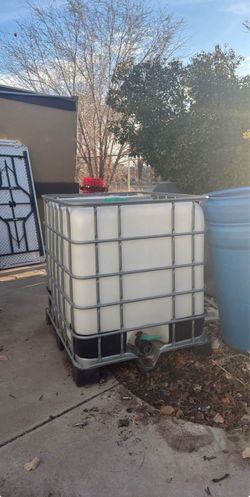 275-Gallon IBC Tote / Bulk Liquid Storage Tank w/ Metal Cage & Valve