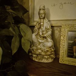 Beautiful Porcelain Kuan Yin/Guanyin Statue  