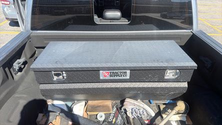 Tractor supply truck box