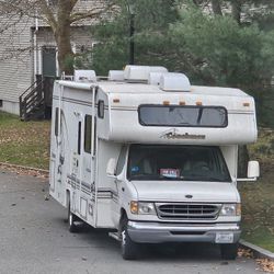 33 Foot Coachman Leprechaun Rv