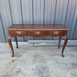Queen Anne Entryway Table With 3 Drawers