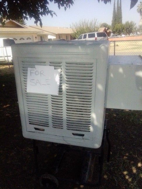 4ftby4ft Watercooler Has Motor 3 Speeds New Waterpump And All The Drip Hoses It's Missing One Coolerpad No Holes Or Rust It's Quiet