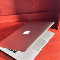 Apple MacBook Air 13” I5/8GB/128GB SSD $200