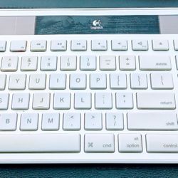 Logitech K750 Wireless Solar Charging Keyboard 