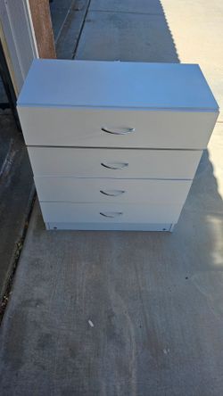WHITE FOUR DRAWER CHEST GREAT CONDITION