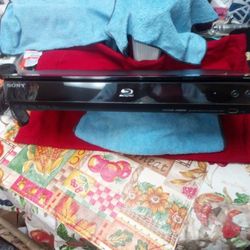SONY BLUE RAY PLAYER /LAN(100) IN GOOD CONDITION PRICE $60.00 DOLLARS COMES WITH REMOTE CONTROL AND A HD CABLE 