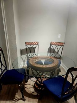 Dinning table / round/ four chairs