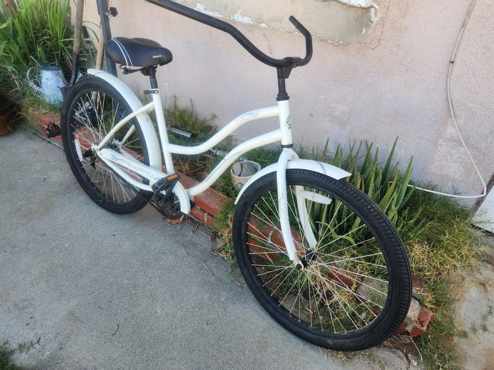 Nice Women's "26 Beach Cruiser Bike. "Ready to Ride