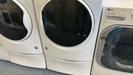 Whirlpool Washer And Dryer Set On Pedestals 