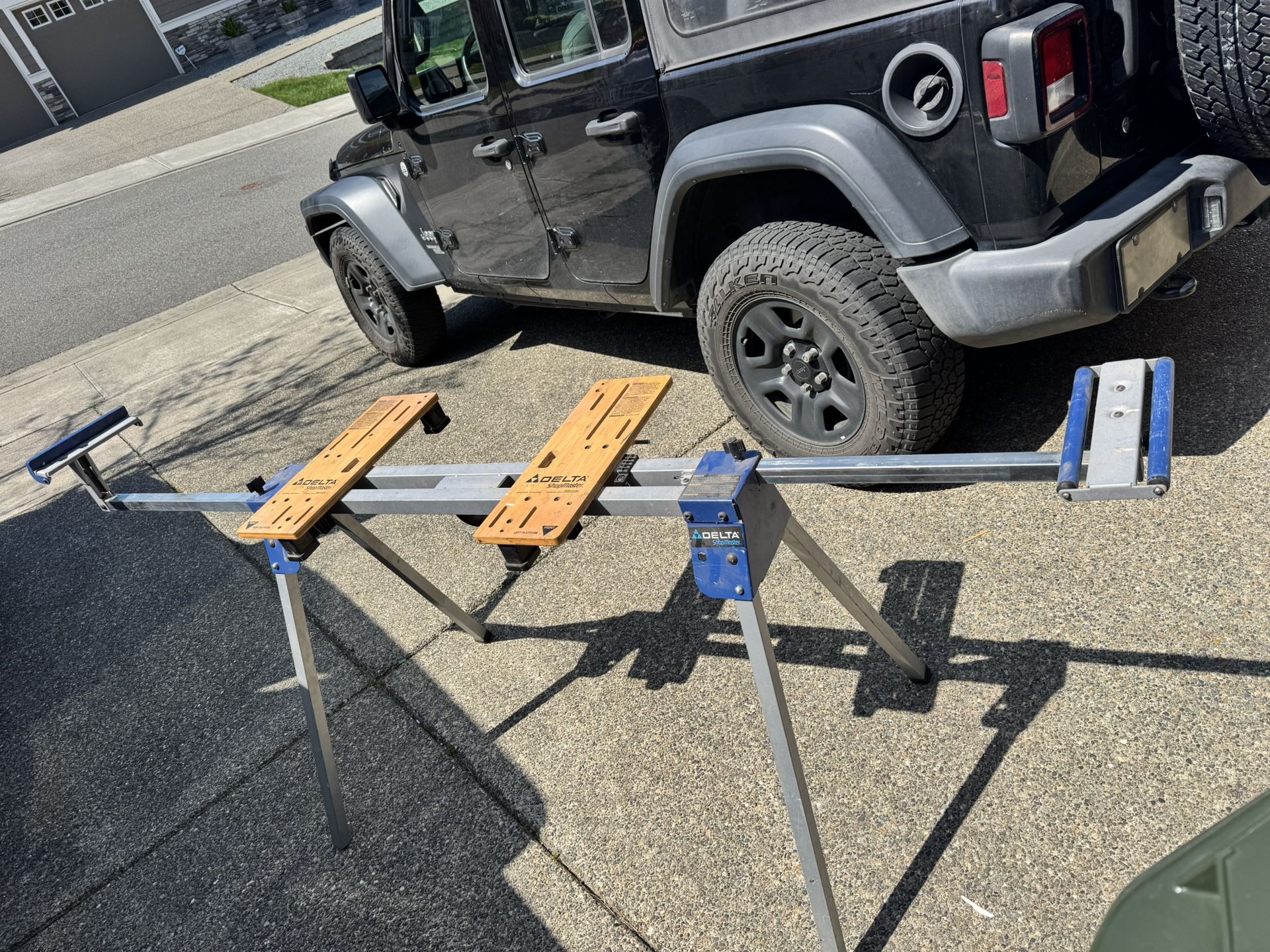Delta shopmaster chop saw/mitre saw stand.
