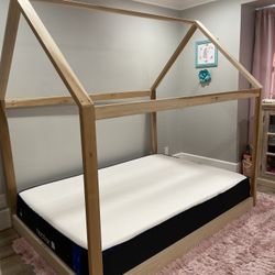 Montessori Wooded House Bed