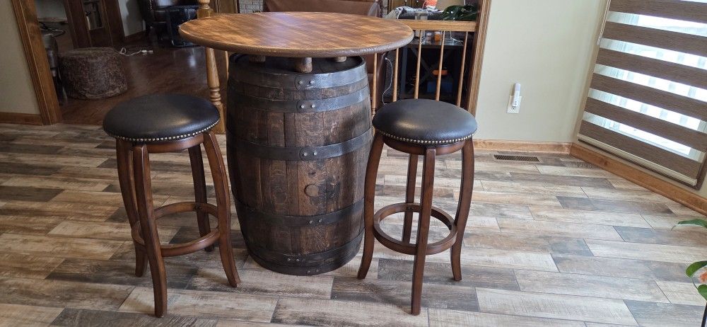 Whiskey barrel Table And 2 Stools