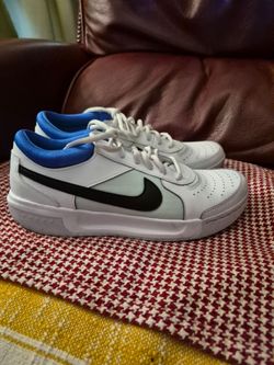 NIKE TENNIE SHOES.  SIZE 9
