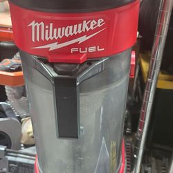 Milwaukee portable vacuum