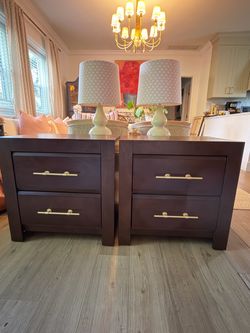 2 Nightstands in pristine condition