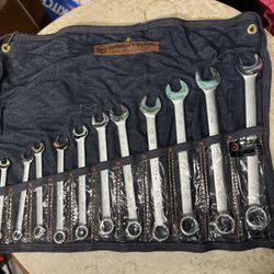Wright Tool 711 11-piece SAE combination wrench set with Wrightgrip 2.0, in a denim tool roll, 175$ OBO 