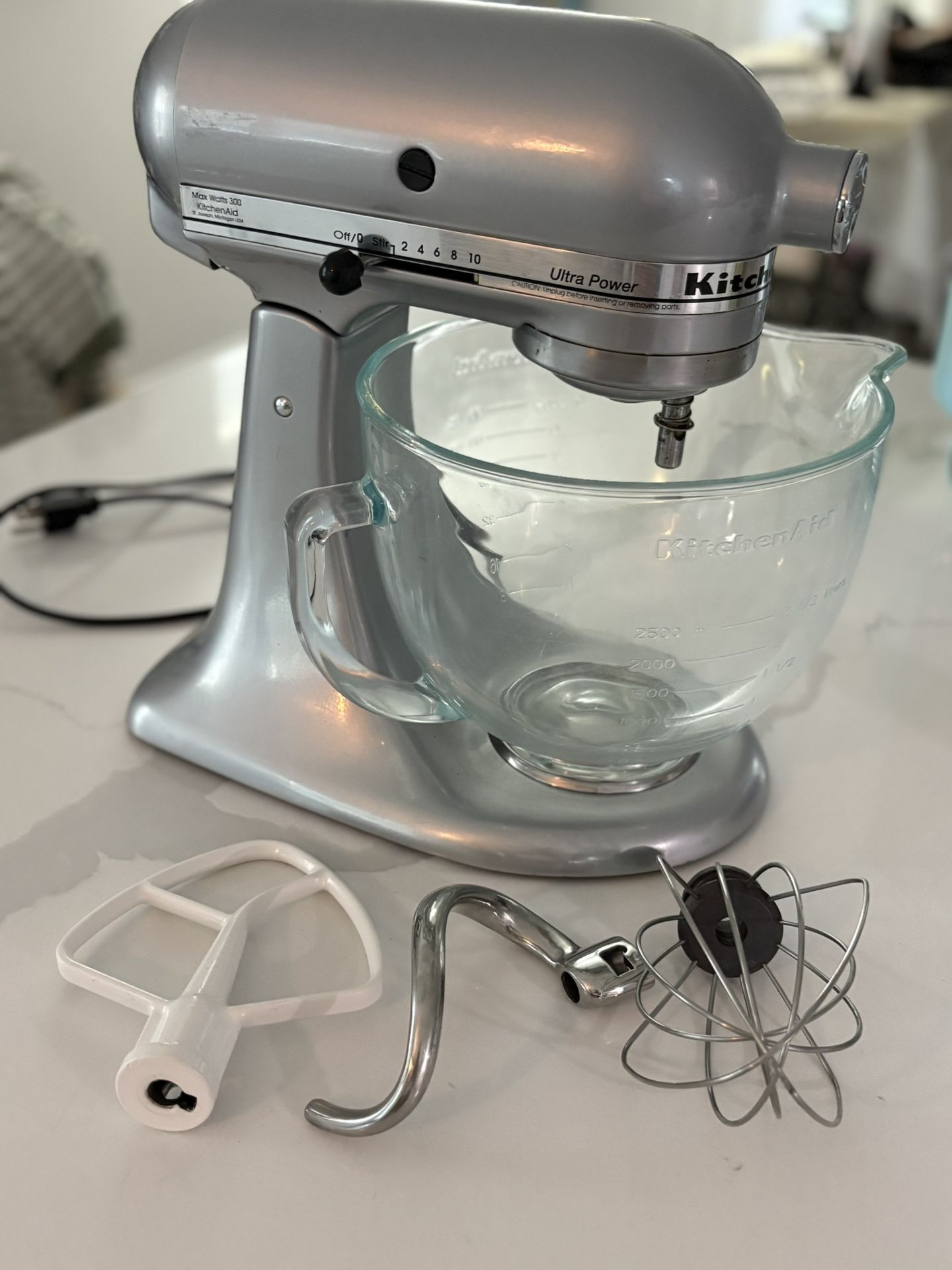 Kitchen aid Mixer With 3 Attachments