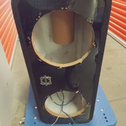 Subwoofer box Large volume dual 10-in with 5-in aero port. Glass mirrored finish. FREE DELIVERY PORTLAND VANCOUVER AREA 
