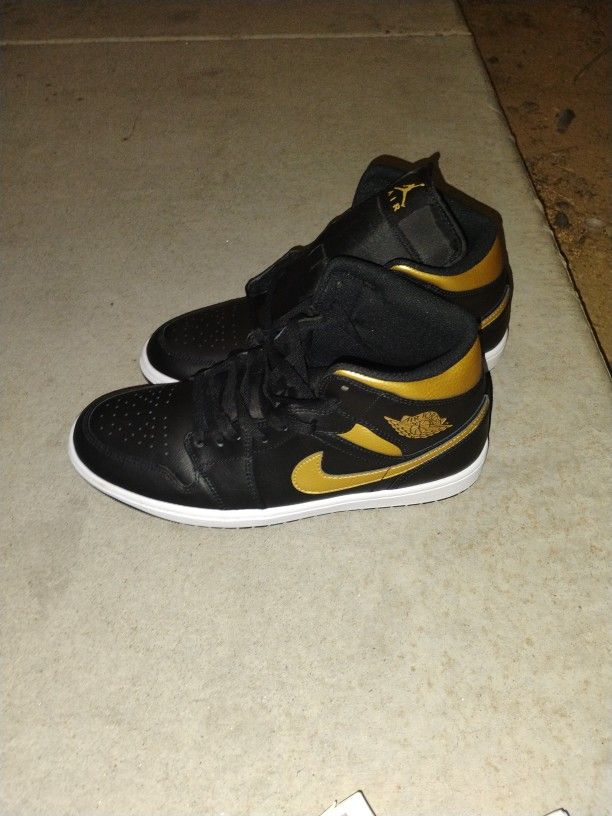 Air Jordan 1 Retro Mid Mens Size 11