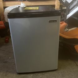 Magic Chef Mini Refrigerator