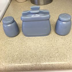 ~*~UNIQUE*ART DECO NAPKIN HOLDER WITH SALT AND PEPPER SET * BLUE~*~ PERFECT CONDITION