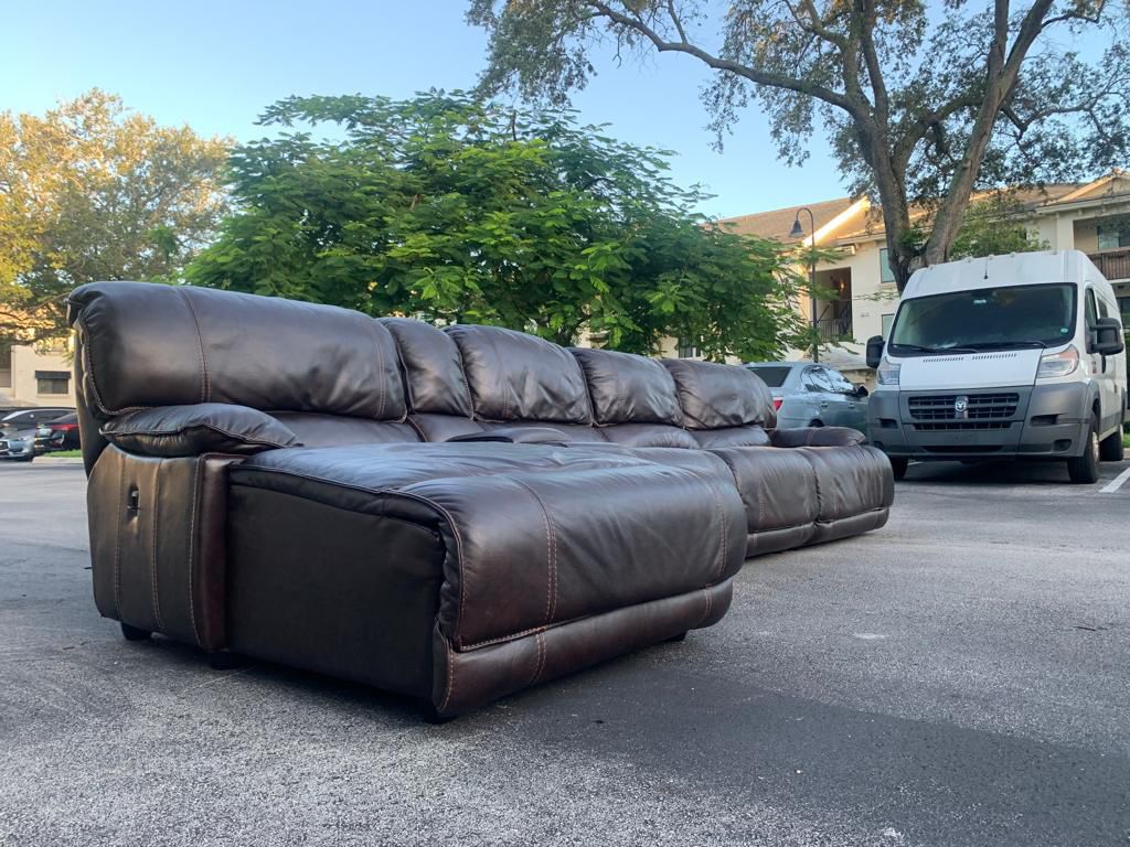 Sofa/Couch Sectional - Brown - Leather - 2 Eletric Recliners - Delivery Available🚛