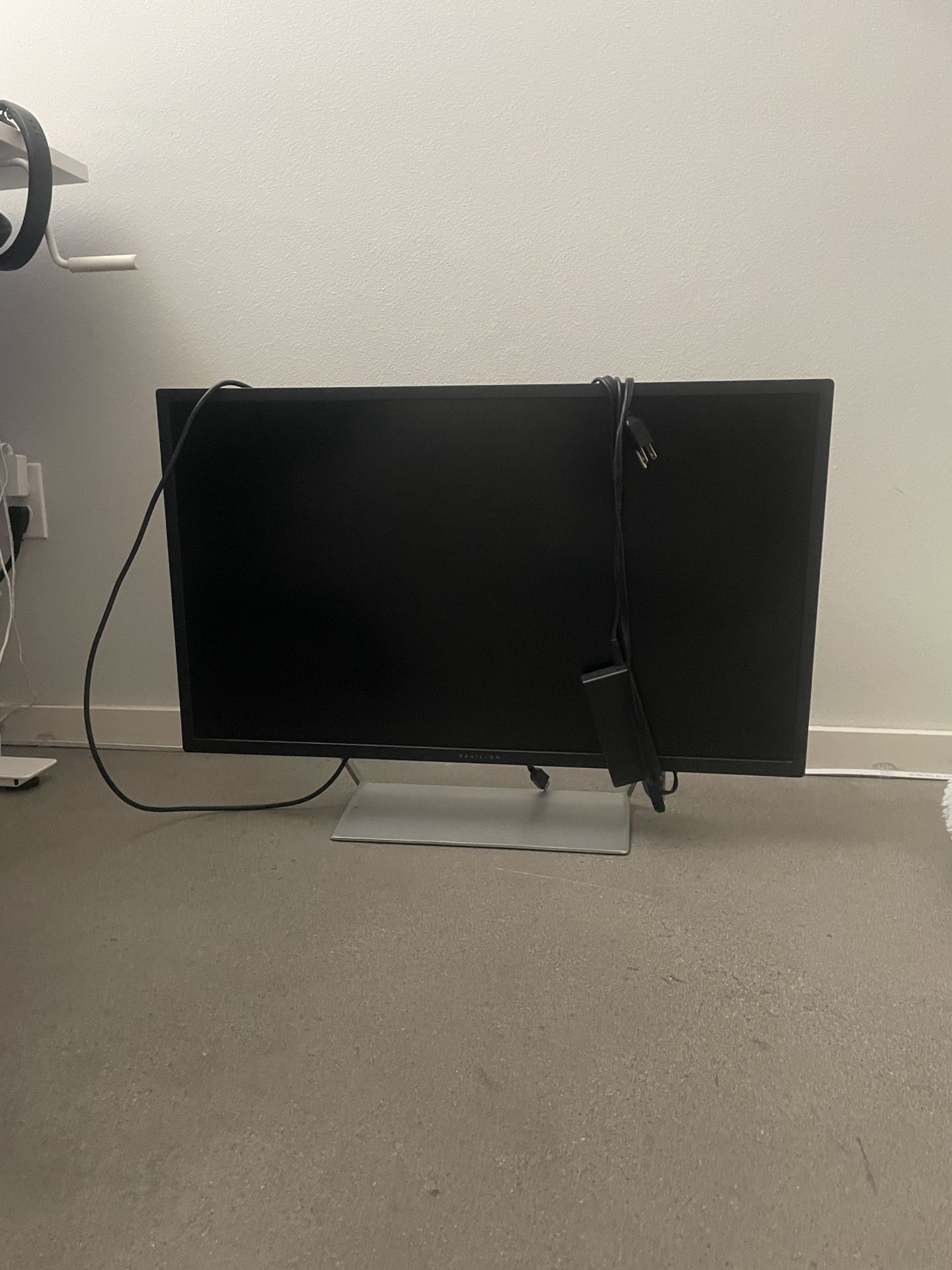 HP 32” Pavilion LED QHD Monitor Black And Silver With Stand 