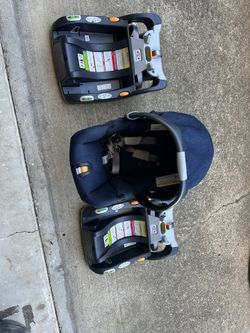 Chicco Infant Car Seat With 2 Based