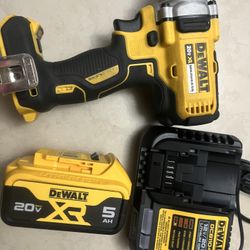 Impact wrench Dewalt include battery and. charger 