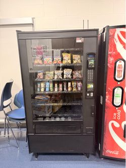 Snack vending machine