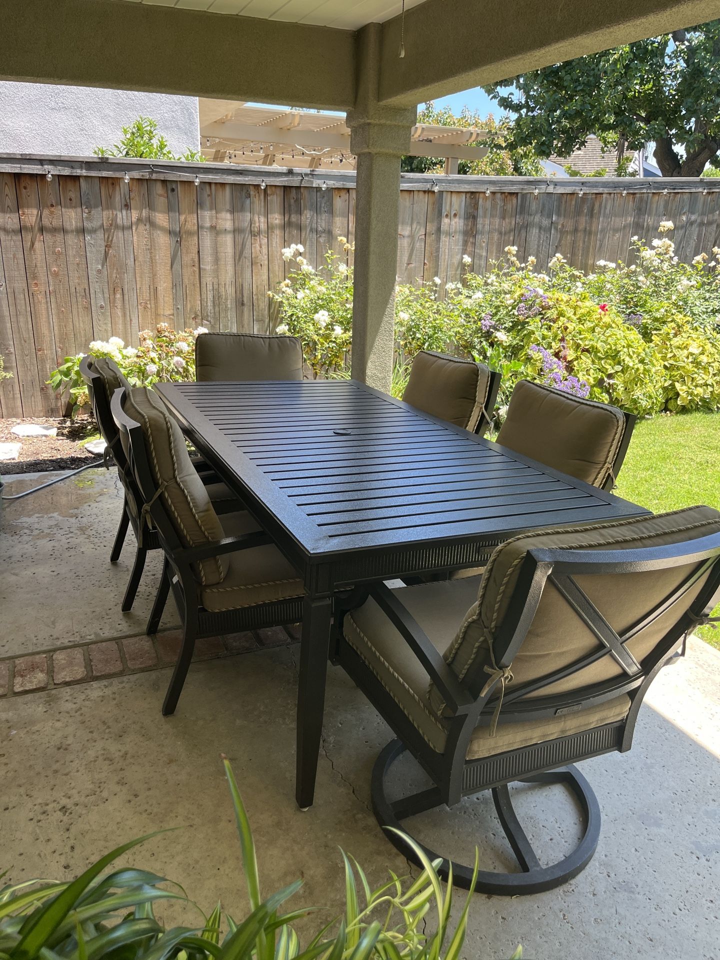 Broyhill Outdoor Dining Set