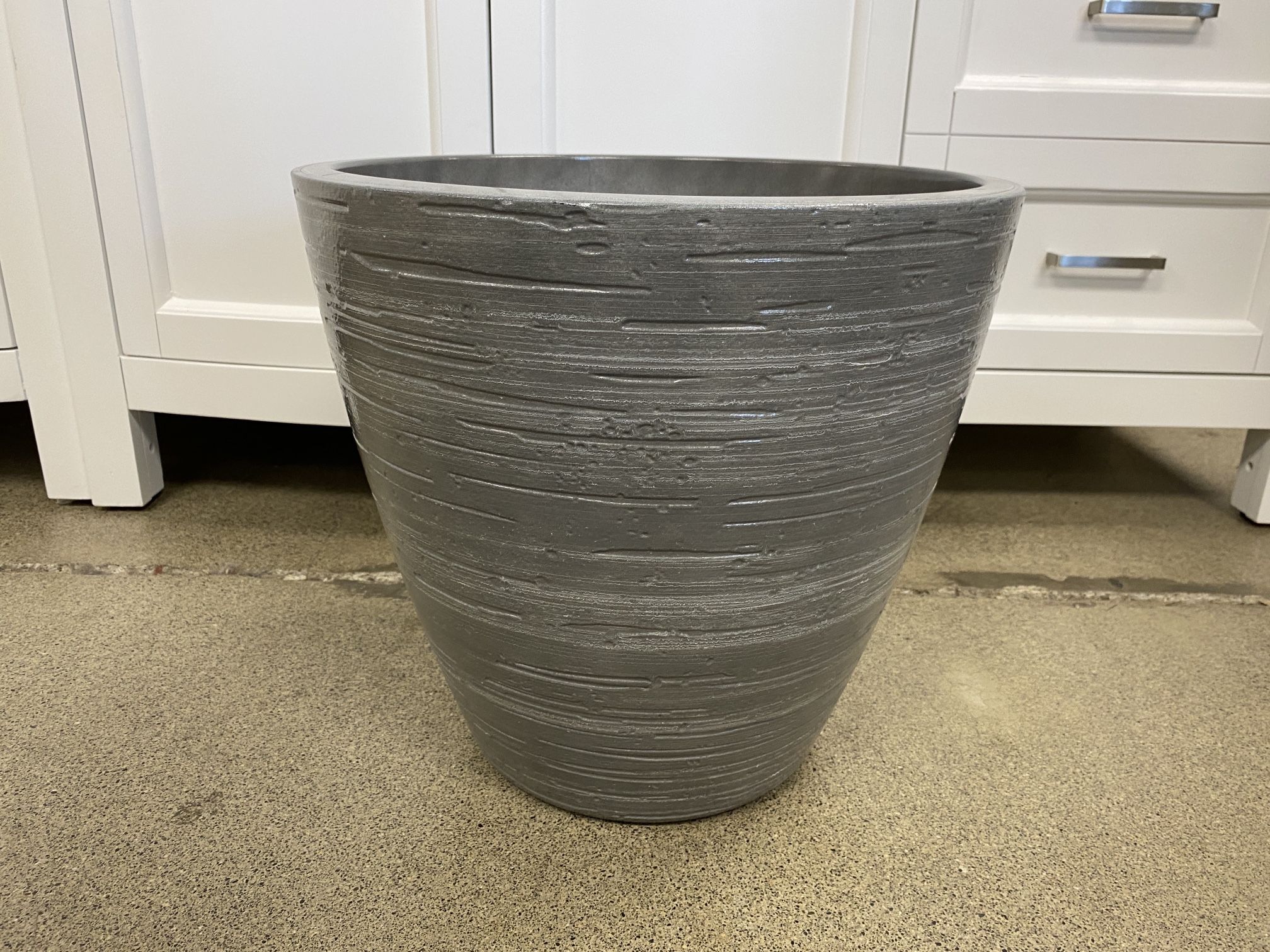 GROSFILLEX Gray Small 25L Plastic Flower Pot