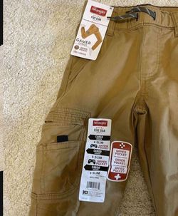 New wrangler gamer cargo pants 6 slim for Sale in Kalama, WA - OfferUp