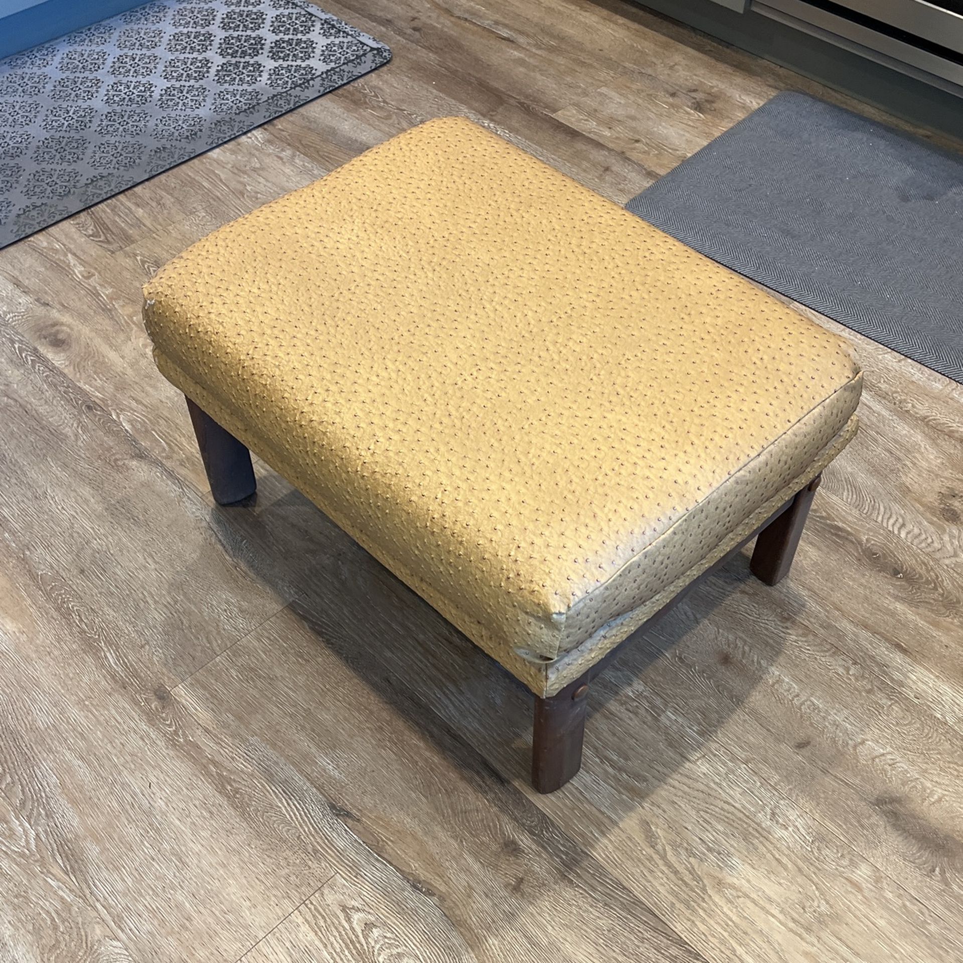 Footstool/Ottoman  Free. Come Get It 