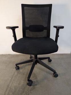 Black Mesh Back Adjustable Swivel Office Chair