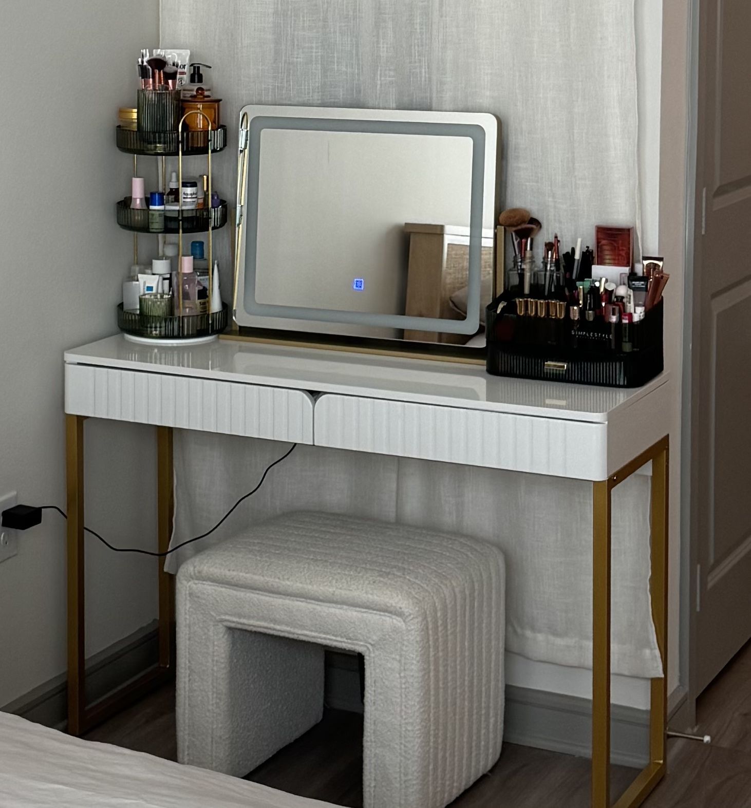 Makeup Vanity w/ Lighted Mirror And Bench