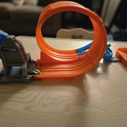 Hot Wheels Track w/ 1 Car