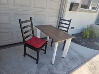 Table with 2 chairs