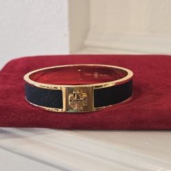 Brand New Black Tory Burch Kira Enamel Medium Hinged Bangle Bracelet with logo 18K-Gold-Plated