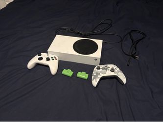 Xbox Series S 512GB with new controller and rechargeable batteries