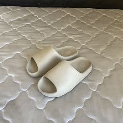 Tan Yeezy slides slightly worn size is 9