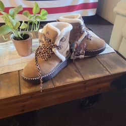 Women's 61/2 Winter Boots