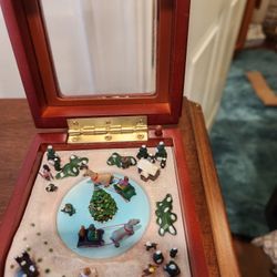 Mr Christmas Compliments of the Season Animated Music Box and Ring Holder