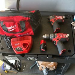 Milwaukee M12 Drill Set 