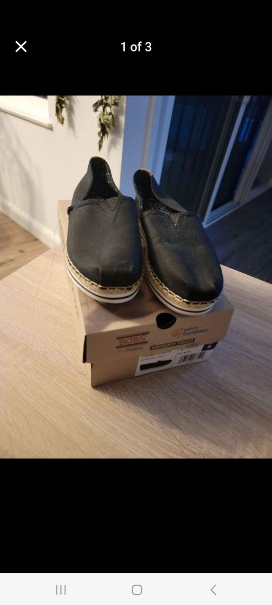 Skechers Bobs Slip ons Breeze flats Size 8