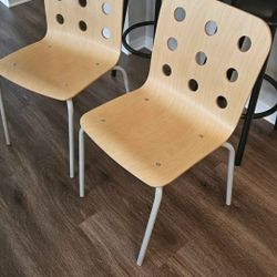 2 Sillas en Madera  /Wooden Chairs