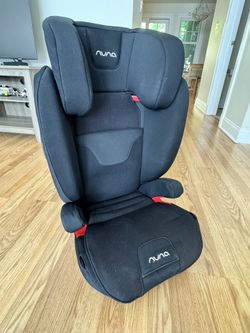 Nuna AACE Booster Car Seat — Like New