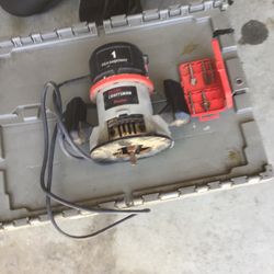 Craftsman router one horse Power works really good with the bed